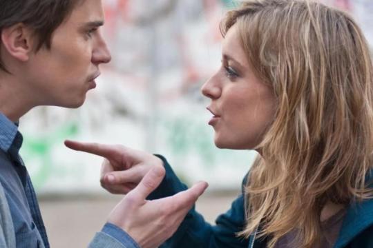 7种令人担忧的恋爱行为，我们该停止将其浪漫化