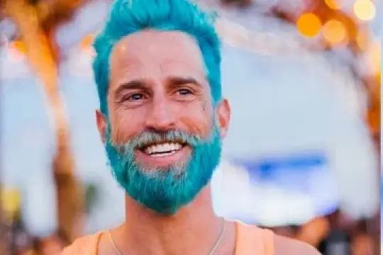 明星们纷纷追捧的疯狂发色潮流，你准备好了吗？