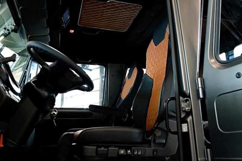 Mercedes Unimog Luxury 4