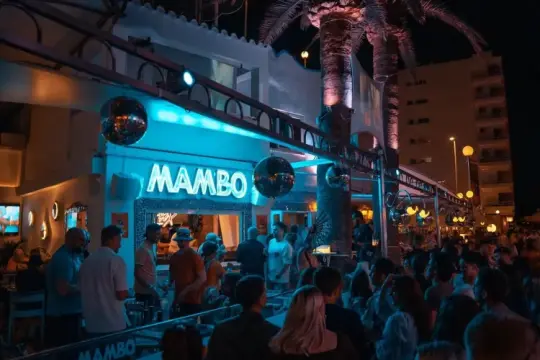 伊比萨岛夏日最佳派对、美食与住宿推荐