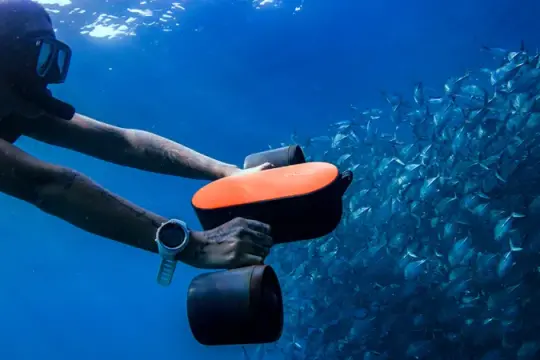 这款笔记本大小的水下滑板助你潜入海底100英尺深处