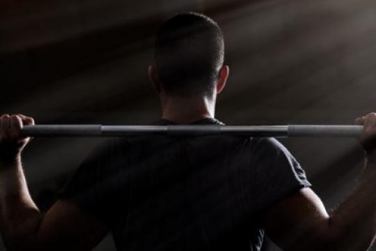 你能卧推多少？男性力量训练的参考标准