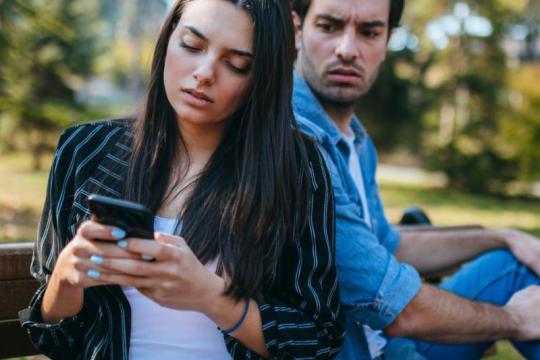 偷看伴侣手机或许当时觉得合理，但你真的该三思而后行