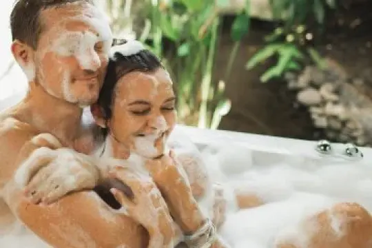 浴室里的趣味、安全又刺激的性爱姿势