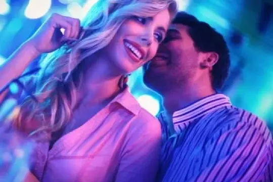 如果你的女友在和其他男生调情，你该怎么办？