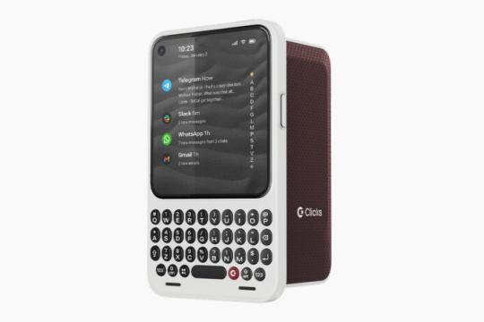 终于有人为怀念实体键盘的人打造了智能手机