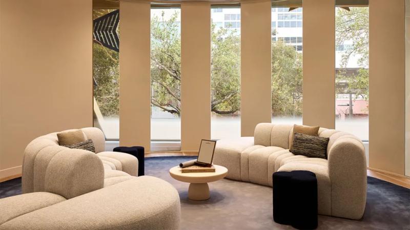 二楼的VIP空间设有可开合的面向街道的面板，也将用于制表课程。