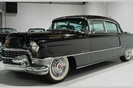 你可以驾驶《为黛西小姐开车》中的1955款凯迪拉克