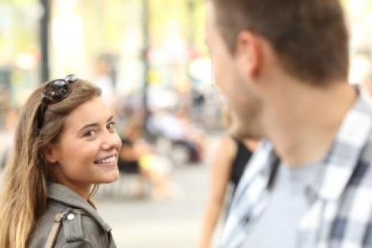 女性表达喜欢你的6大肢体语言