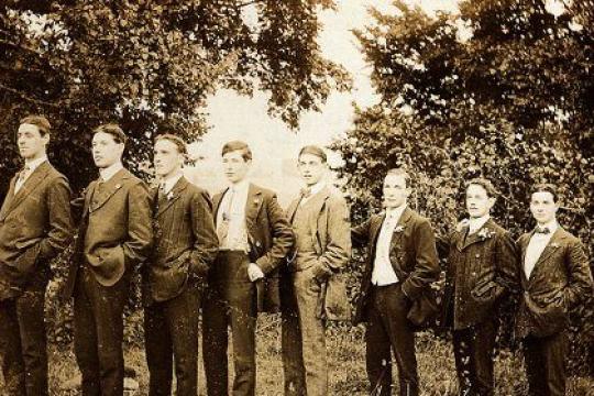 提升身高视觉：矮个男士的10个穿搭技巧