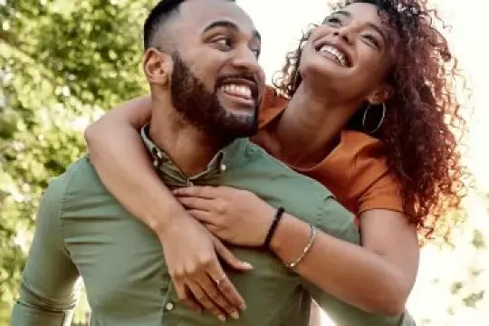 专家解析内向与外向者在约会中的互动动态