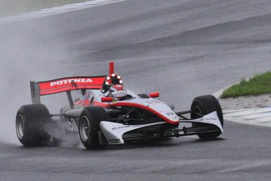 为什么F1雨战更能揭示车手真实实力差距