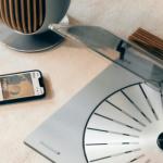 Bang & Olufsen 以优雅的沙丘灰色重新推出经典1985年黑胶唱盘