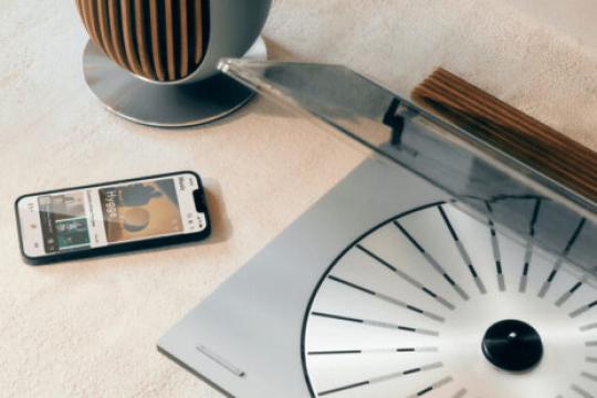 Bang & Olufsen 以优雅的沙丘灰色重新推出经典1985年黑胶唱盘