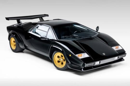这辆极致黑金配色的1985年兰博基尼Countach“Downdraft”或将拍出110万美元高价