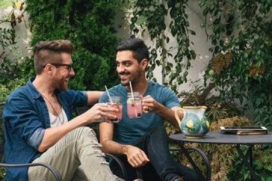 应用、网站与安全空间：结识男同性恋者的最佳途径