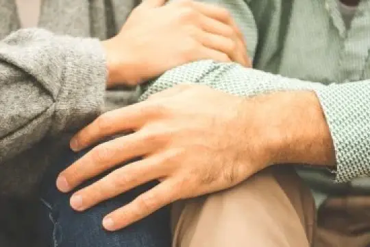 如何支持正在与饮食失调作斗争的爱人？成为他们康复的坚强后盾