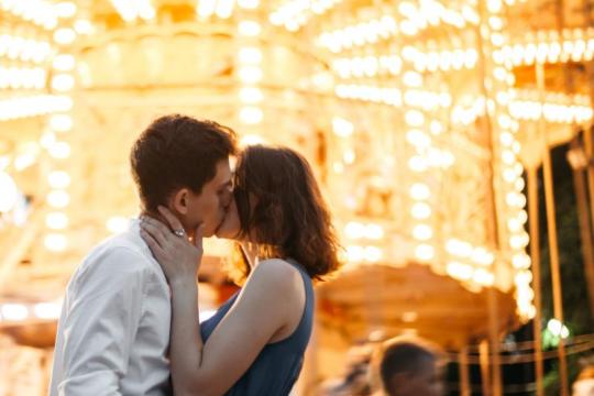 11个适合与暗恋对象、约会对象或伴侣亲密接吻的绝佳地点