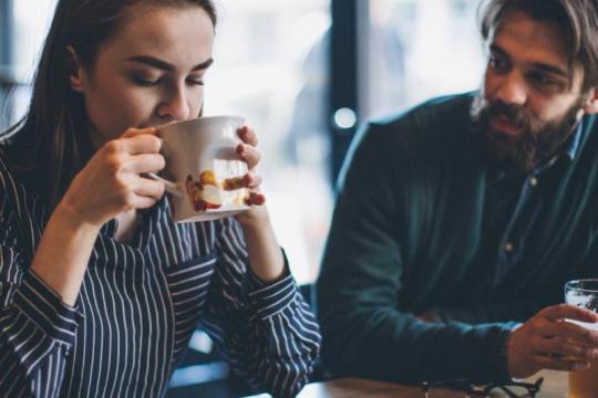 如何区分真挚的浪漫兴趣与单纯的礼貌