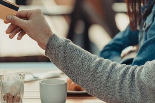 首次约会谁付账？终极指南帮你轻松应对