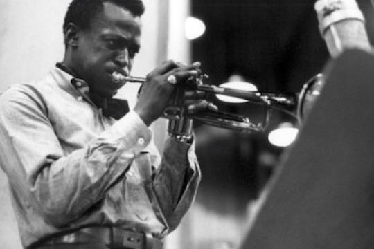 如何以及何时将衬衫扎进裤子里