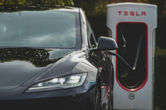 汽车制造商面临高昂电动车困境，联邦政策频繁变动加剧挑战