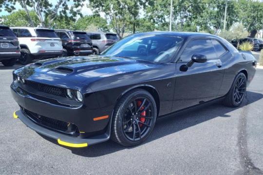 嘲笑你轮胎预算的Hellcat挑战者