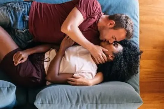 最新数据显示：单身人士在疫情封锁期间转向室友寻求性生活