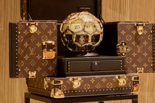 路易威登拍卖独一无二的足球造型时钟