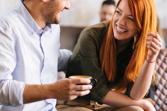 难以理解非语言交流？教你解读她微妙的调情信号