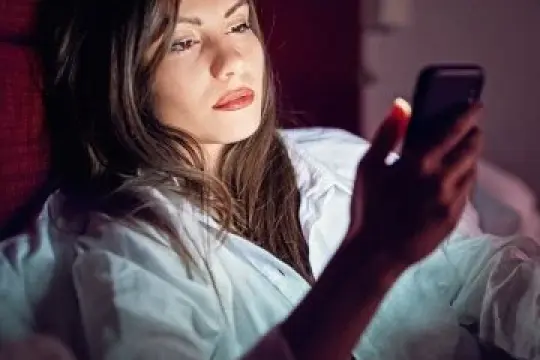 如何避免社交媒体影响你的感情关系