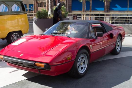 汤姆·塞莱克标志性《Magnum P.I.》法拉利308 GTS无底价拍卖