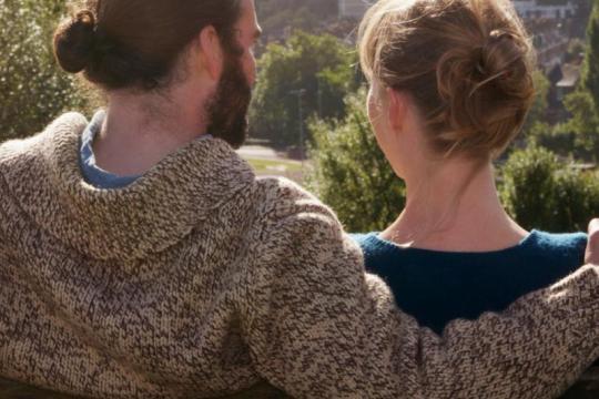 向伴侣出柜可能令人害怕——如何应对这一过程