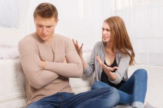 恋爱中不安全感强的男人表现及应对方法