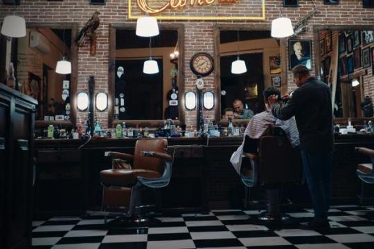 这个小小的视角转变，能让你瞬间显得更自信、更性感、更有掌控力