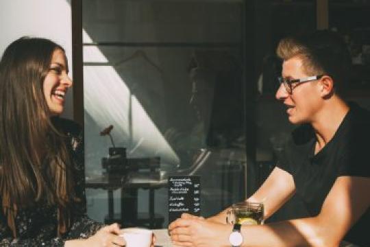 如何平和地向伴侣解释你与前任的关系