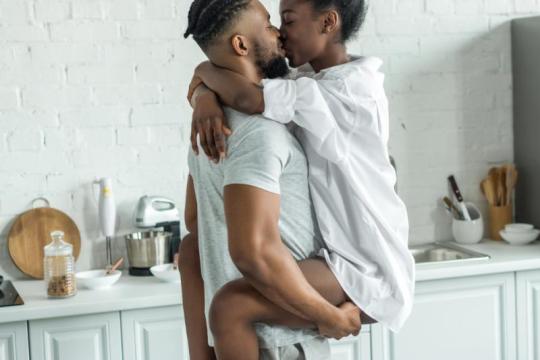 你的厨房隐藏着意想不到的情趣潜力——事实证明