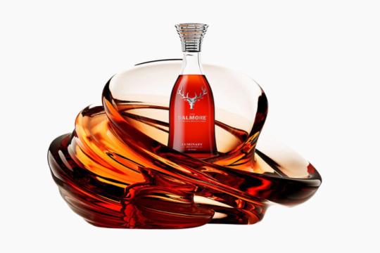 达尔摩尔的光辉系列：一款49年陈单一麦芽威士忌与旋转玻璃雕塑的完美结合