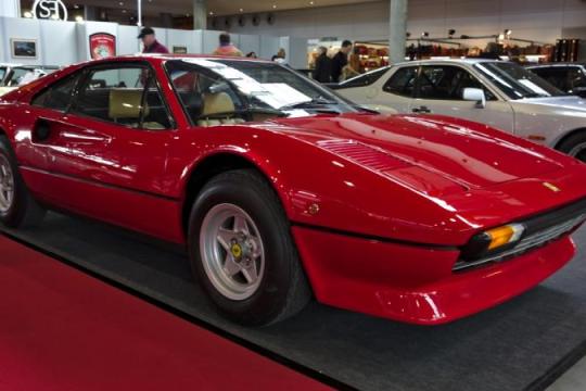 沉睡三十年，两辆法拉利308重见天日