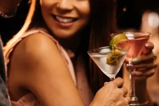 这8个肢体语言信号可能意味着她对你有好感