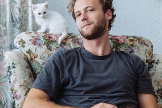 总觉得自己无法坠入爱河？你可能是无浪漫倾向者——这意味着什么