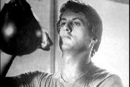 如何像洛奇·巴尔博亚一样击打速度球