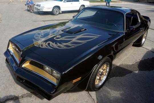 庞蒂克Trans Am：从小众性能车到文化偶像的蜕变