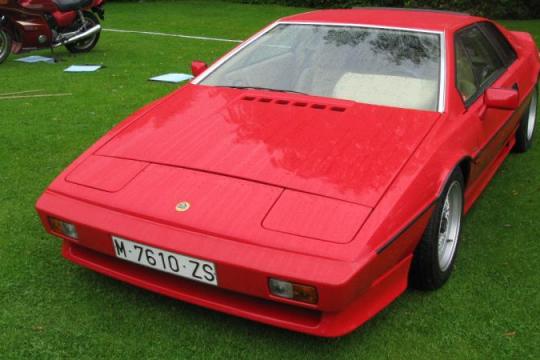 超越规格的莲花Esprit Turbo：轻量化的传奇跑车