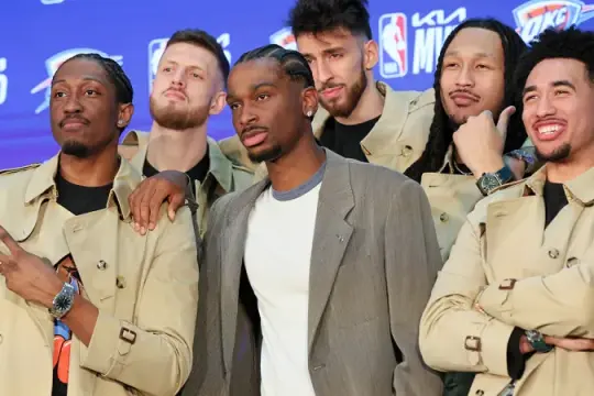 NBA两届MVP沙伊·吉尔吉斯-亚历山大为队友赠送AP腕表与巴宝莉风衣