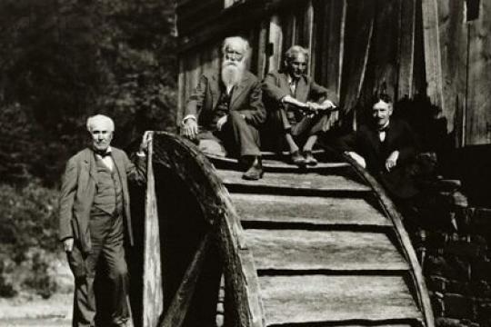 铁磨铁：大师心智团体的力量