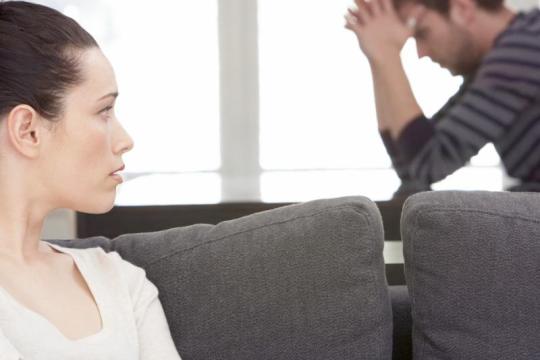 如果你不信任伴侣，‘考验’他们的忠诚并非解决之道