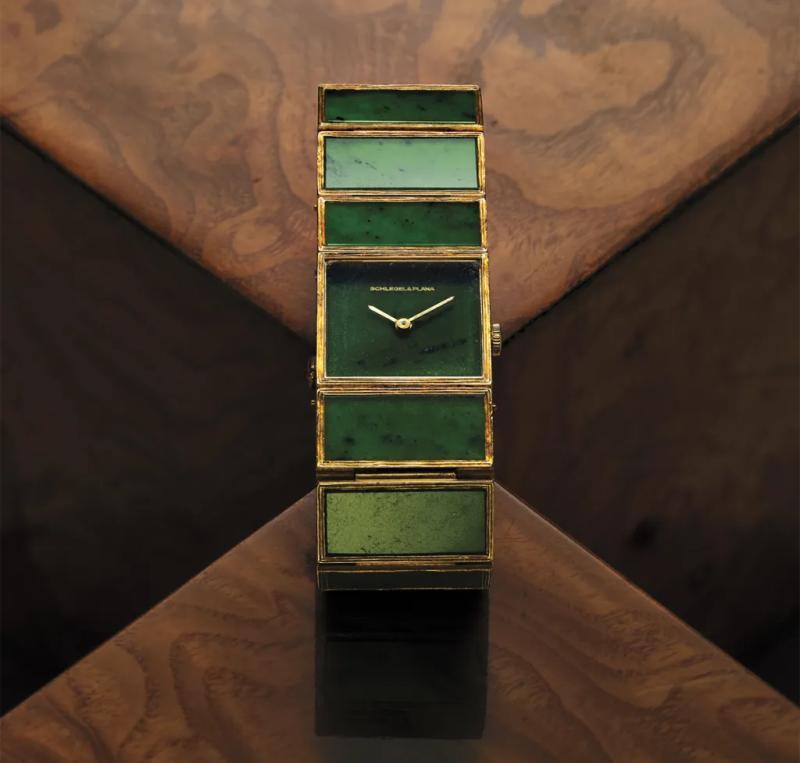 一款由Augustin Julia-Plana设计的18K黄金翡翠腕表，约1970年。