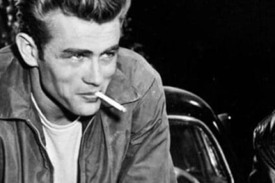 如何时尚地穿搭白色T恤