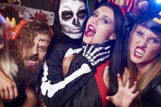 如何挑选万圣节服装吸引女性